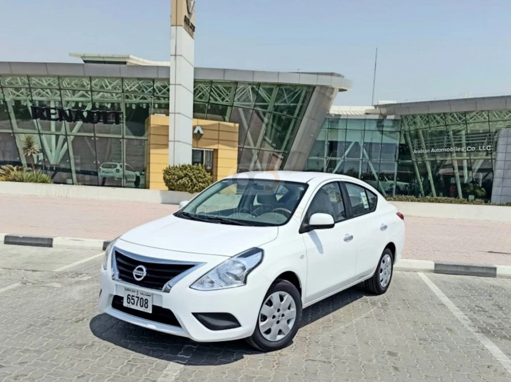 blanc Nissan Ensoleillé 2022 for rent in Dubaï 1